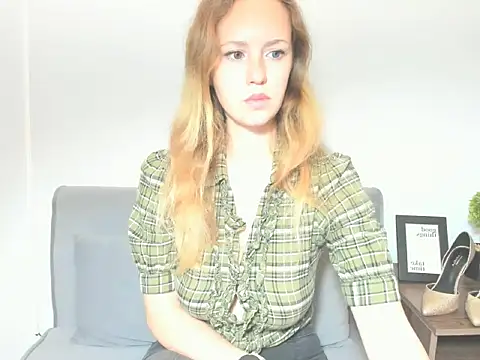 Snapshot of LyraHotty chatting on October 2025 04:25:02 AM LyraHotty online show from October 2025 04:25:02 AM