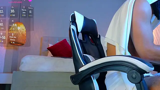 Thaiel Fosteer online show from November 2025 10:30:02 AM