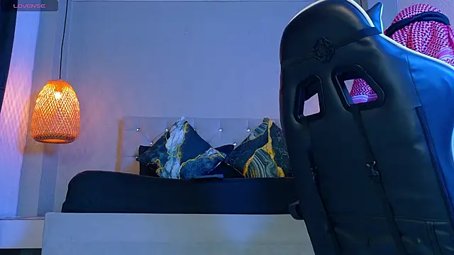 Thaiel Fosteer online show from April 2026 08:20:02 AM