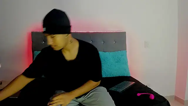 Snapshot of chatting on November 2025 11:10:02 AM online show from November 2025 11:10:02 AM