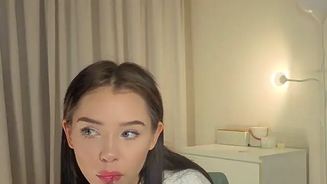 Snapshot of slyshypie chatting on November 2025 01:03:02 PM slyshypie online show from November 2025 01:03:02 PM