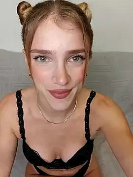 Snapshot of TeaseRosie chatting on October 2025 03:03:01 PM TeaseRosie online show from October 2025 03:03:01 PM