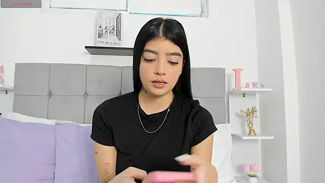 Sarahlopezz online show from June 2026 07:07:01 PM