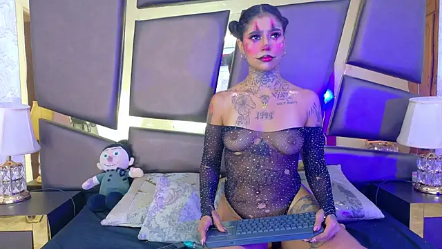 Snapshot of EmilieLake chatting on October 2025 08:30:02 PM EmilieLake online show from October 2025 08:30:02 PM