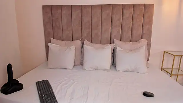 amber colliiins online show from November 2025 05:38:01 PM