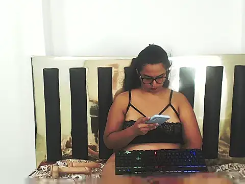 karimeSaenz1 online show from November 2025 06:57:01 PM