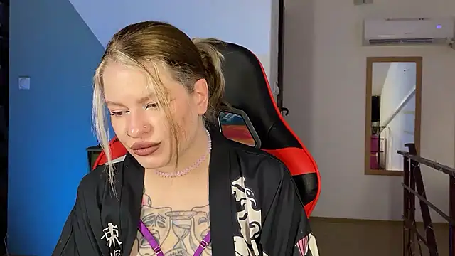 Mia Kamp online show from September 2025 03:28:02 PM