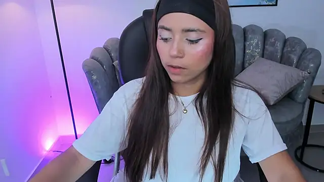 issi loren online show from November 2025 05:06:01 PM