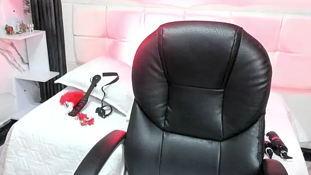 Snapshot of Violet_sl4ve chatting on October 2025 04:41:02 PM Violet sl4ve online show from October 2025 04:41:02 PM