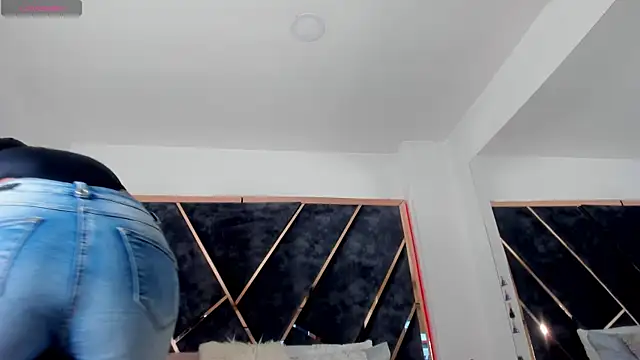 SusanaHenao online show from December 2025 05:44:01 PM