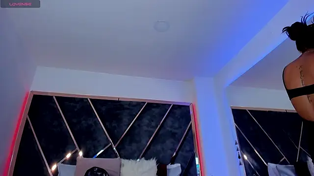 SusanaHenao online show from October 2025 06:49:01 PM