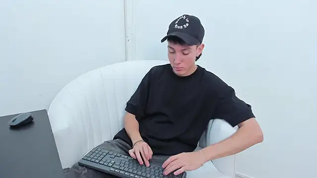 LittleDanny  online show from November 2025 04:00:01 PM