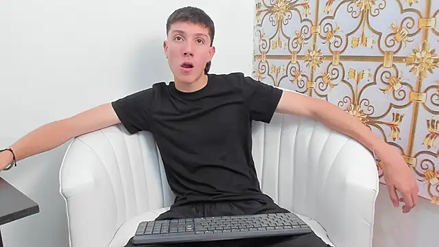 LittleDanny  online show from November 2025 04:28:01 PM