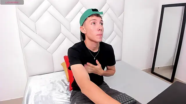 LittleDanny  online show from November 2025 07:39:01 PM