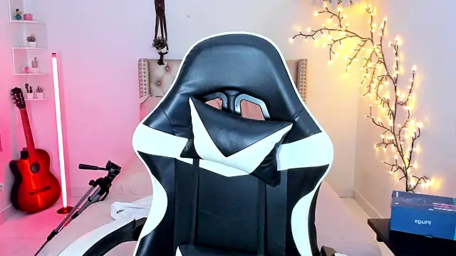 LenaStylesOA online show from March 2026 03:18:01 PM