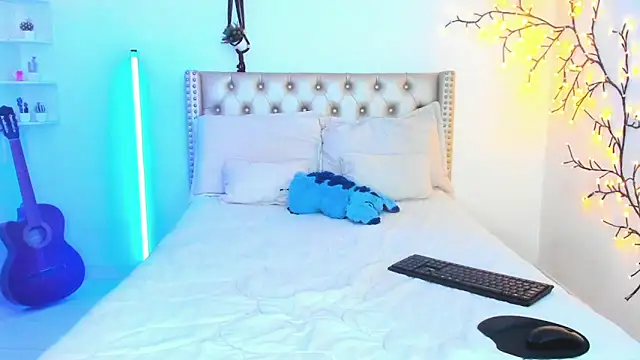 LenaStylesOA online show from April 2026 08:32:02 PM