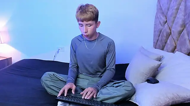 Hyunjin Son online show from December 2025 03:47:01 PM