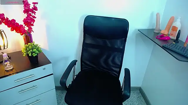 Miia colliins online show from October 2025 01:36:01 PM