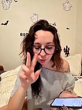 Snapshot of CornetDeGlace chatting on November 2025 04:10:01 PM CornetDeGlace online show from November 2025 04:10:01 PM