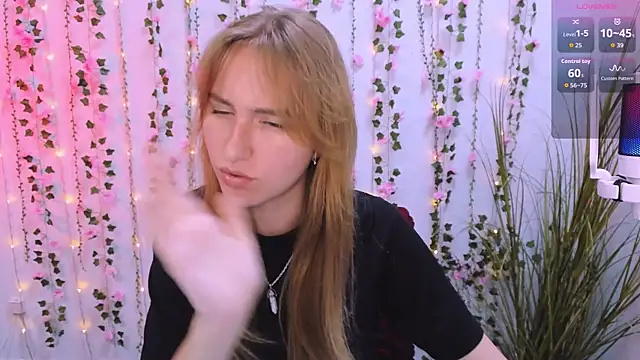Snapshot of beauty_ginger_ chatting on September 2025 01:03:02 PM beauty ginger  online show from September 2025 01:03:02 PM