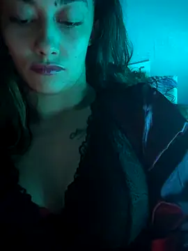 Snapshot of StrapPink chatting on November 2025 10:19:02 AM StrapPink online show from November 2025 10:19:02 AM