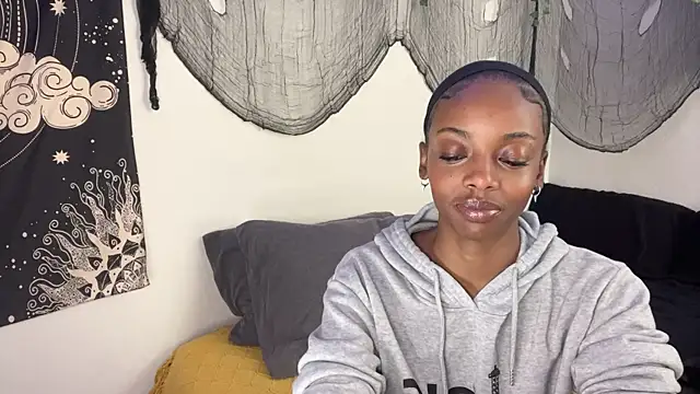 Trixie luv1 online show from December 2025 07:15:01 PM