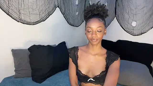 Trixie luv1 online show from October 2025 12:39:01 PM