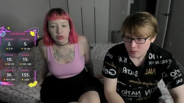 Snapshot of Couple_Molly chatting on October 2025 04:40:02 PM Couple Molly online show from October 2025 04:40:02 PM