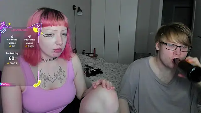 Snapshot of Couple_Molly chatting on October 2025 04:15:02 PM Couple Molly online show from October 2025 04:15:02 PM