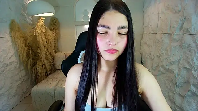 luna  r online show from October 2025 07:33:01 PM