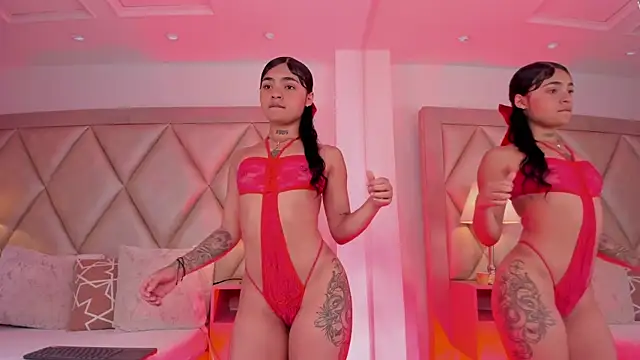 Snapshot of PauVega_ chatting on October 2025 12:39:02 PM PauVega online show from October 2025 12:39:02 PM