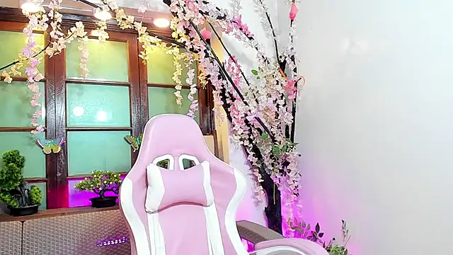 emma ayala online show from December 2025 03:16:02 PM