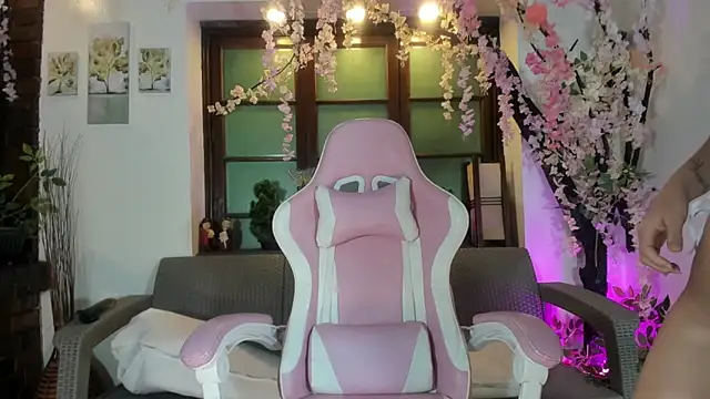 emma ayala online show from November 2025 07:14:01 PM