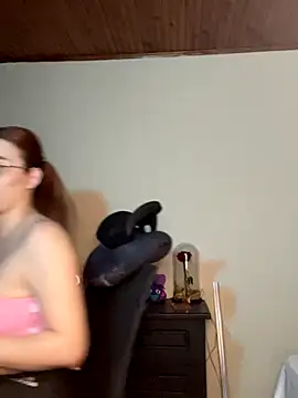 Snapshot of CoraVibes chatting on November 2025 12:10:01 PM CoraVibes online show from November 2025 12:10:01 PM