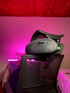 Snapshot of CoraVibes chatting on November 2025 11:46:02 AM CoraVibes online show from November 2025 11:46:02 AM