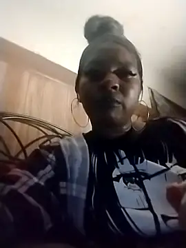 Snapshot of Ladiv33 chatting on October 2025 05:21:01 PM Ladiv33 online show from October 2025 05:21:01 PM