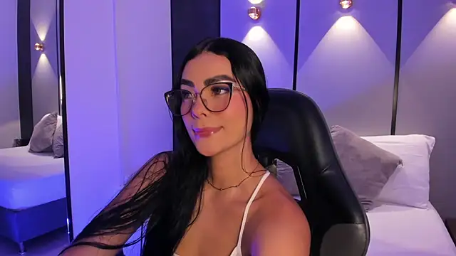 Snapshot of emily_tolson chatting on June 2026 07:48:01 PM emily tolson online show from June 2026 07:48:01 PM