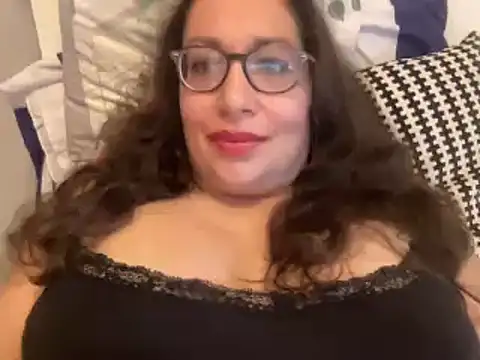 Snapshot of RosaFreya chatting on September 2025 11:05:02 AM RosaFreya online show from September 2025 11:05:02 AM