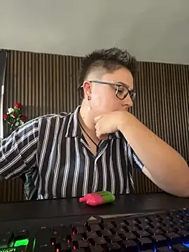 Snapshot of IanGilbert chatting on December 2025 05:36:01 PM IanGilbert online show from December 2025 05:36:01 PM