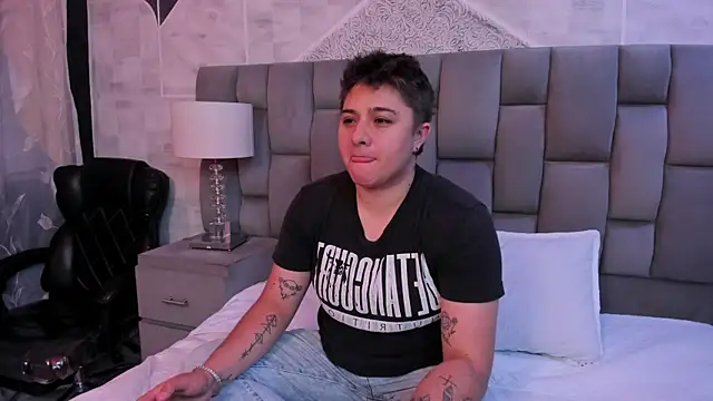 Snapshot of IanGilbert chatting on December 2025 07:33:02 AM IanGilbert online show from December 2025 07:33:02 AM