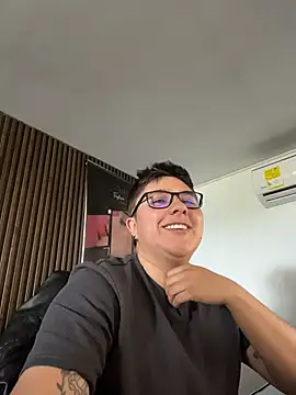 Snapshot of IanGilbert chatting on November 2025 06:00:02 PM IanGilbert online show from November 2025 06:00:02 PM