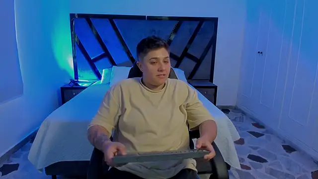 Snapshot of IanGilbert chatting on November 2025 08:20:02 PM IanGilbert online show from November 2025 08:20:02 PM