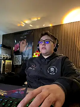 Snapshot of IanGilbert chatting on December 2025 07:00:01 AM IanGilbert online show from December 2025 07:00:01 AM