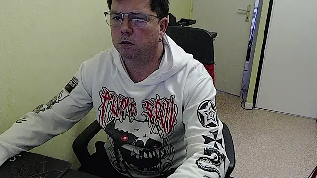 blueandwhite1 online show from November 2025 03:48:01 PM