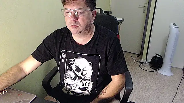 blueandwhite1 online show from November 2025 08:31:02 AM