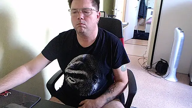 blueandwhite1 online show from October 2025 02:58:01 PM