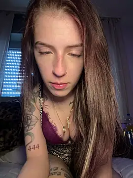 lisapeperoni online show from April 2026 12:46:02 PM