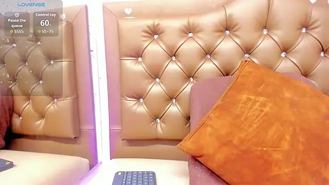 Zoe-Johnson  online show from October 2025 10:00:01 PM