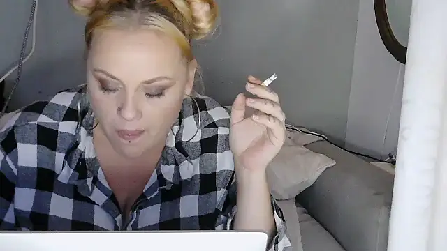 Snapshot of sweetsinzz chatting on October 2025 02:33:02 AM sweetsinzz online show from October 2025 02:33:02 AM