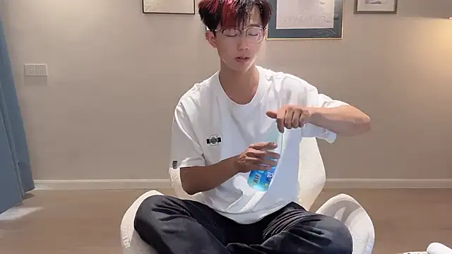 Snapshot of STxuguanhan chatting on October 2025 09:03:01 AM STxuguanhan online show from October 2025 09:03:01 AM